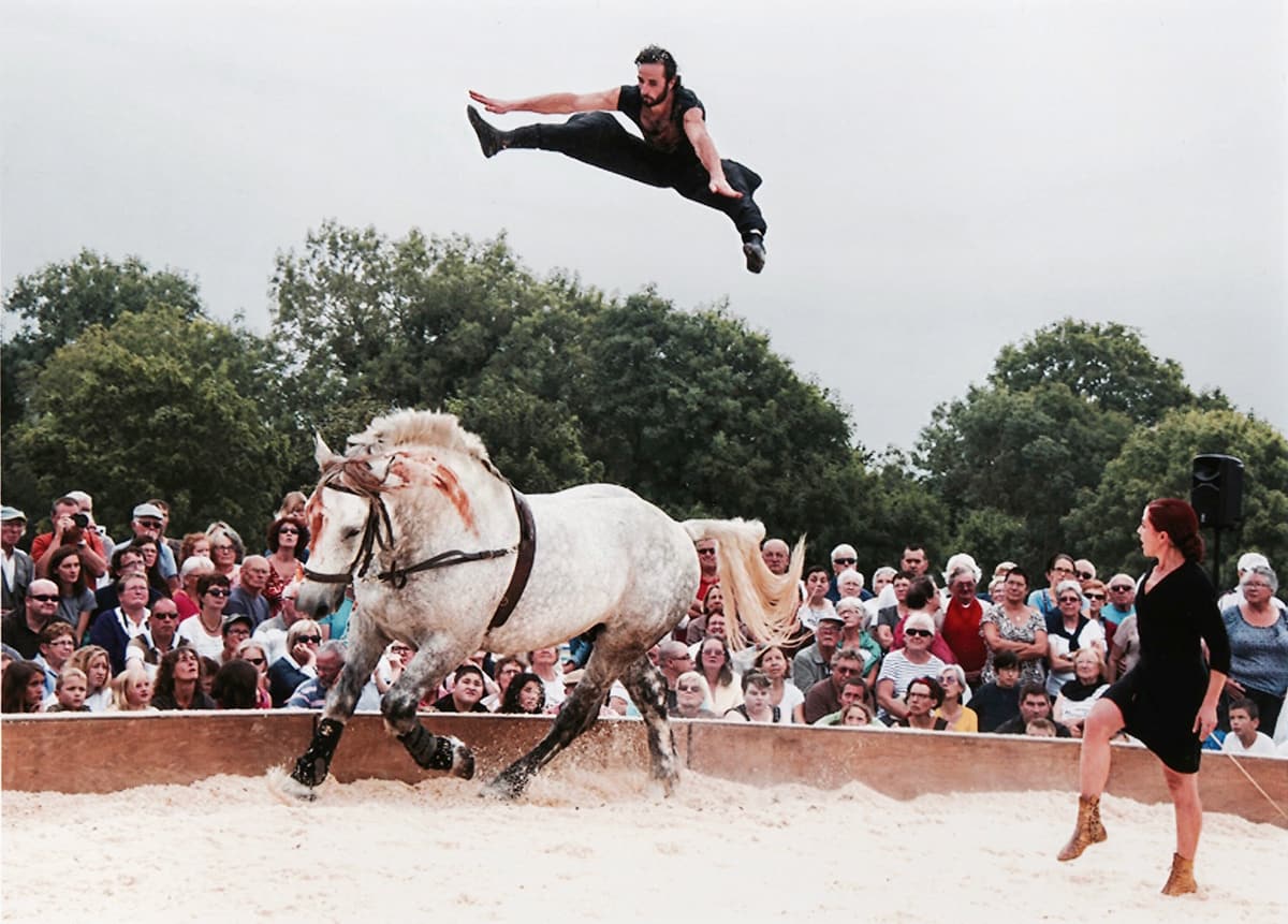 Spectacle équestre Terre anachronisme circulaire